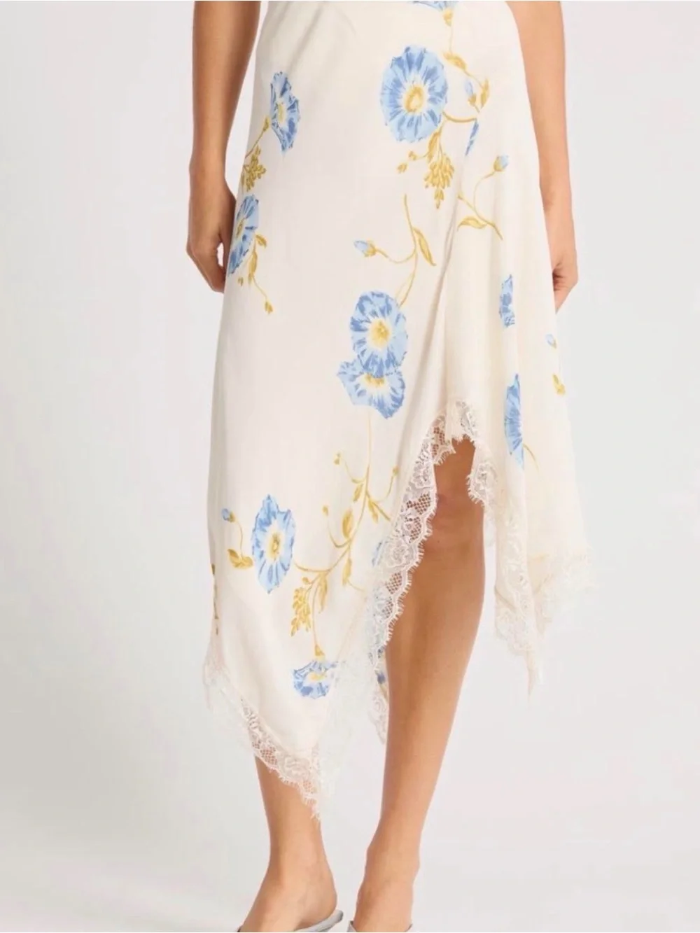 New Reformation Liliana Lace Handkerchief
Hem Skirt in Glorious 💛 - Picture 1 of 8